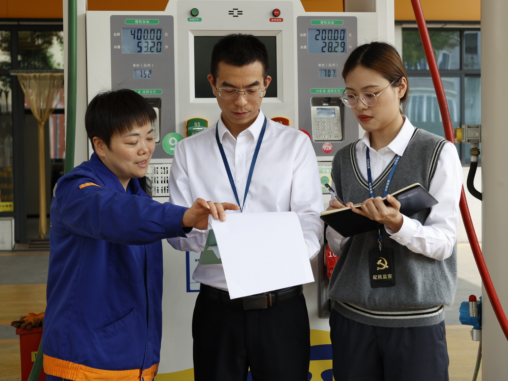 钱塘区纪委监委紧盯公车私用、私车公养等“四风”问题，打好明察暗访、数智监督、提醒教育、督促整改“组合拳”，从严查处隐形变异“四风”问题，营造风清气正的节日氛围。图为该区纪检监察干部在加油站了解公车油卡使用情况。.jpg